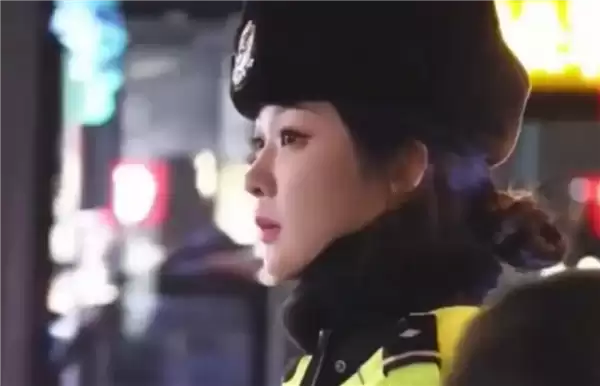 北京“最美交警”网上火了 被称撞脸杨紫:本人回应