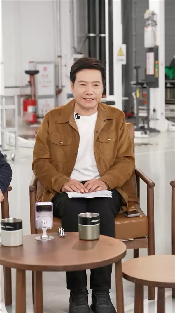 雷军辟谣“小米不让农民卖小米”:我在农村长大 怎么可能不让农民卖小米