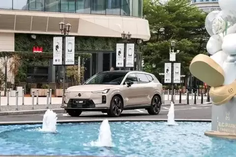 沃尔沃全新XC70上市70天销量破万，混动SUV市场震撼登场