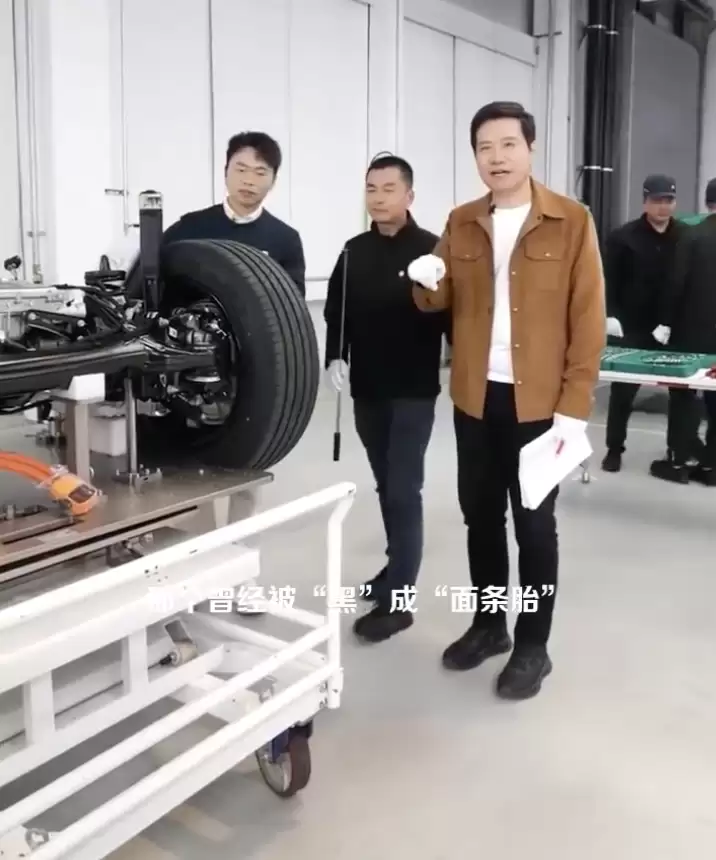 雷军回应小米YU7轮胎曾被黑成“面条胎”，称“是很均衡的胎” /></p>
<p>雷军进一步表示，YU7的操控表现同样出色。他解释道：“我们为驾驶者设计的是一辆非常舒适的车，这建立在优秀操控的基础之上，再融入一些偏舒适的调校，可能与纯粹的舒适性车型感觉略有不同。” 针对有媒体指出YU7与SU7驾驶风格不一致的评论，雷军说：“实际上，我们的SUV车型也同样兼顾了家庭使用的需求。”</p>        </div>
		<div class=