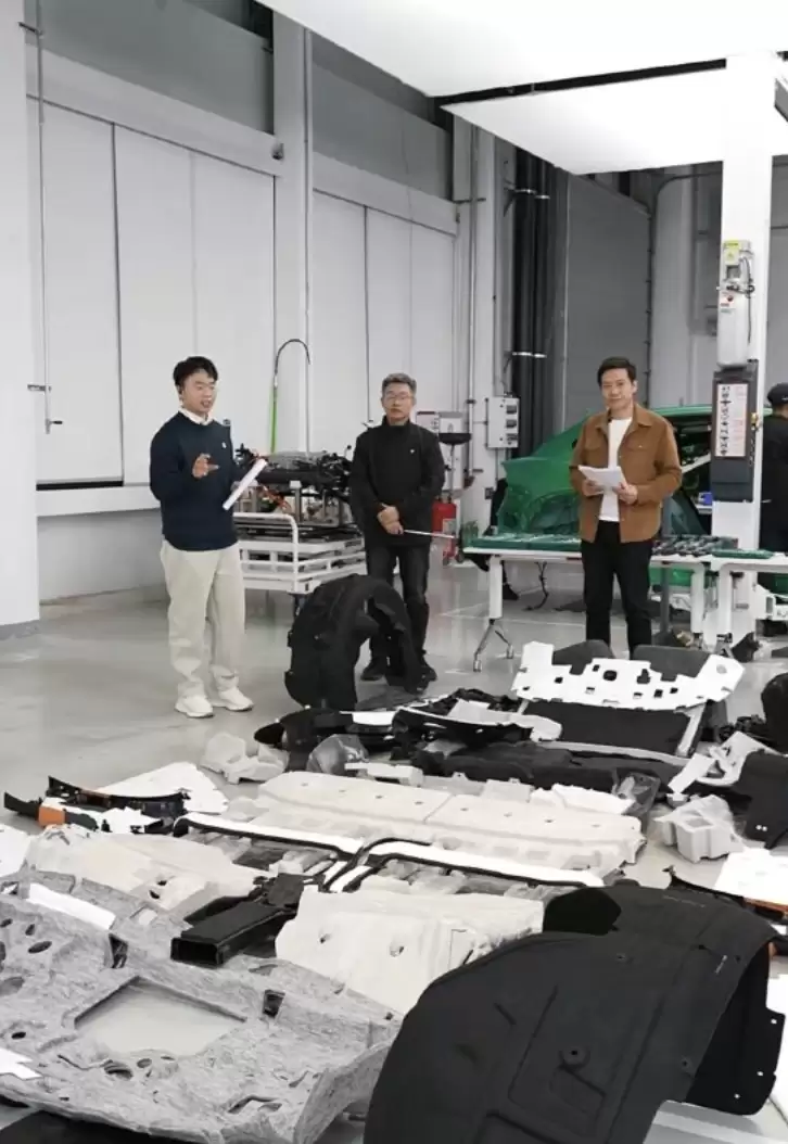 雷军直播拆解小米YU7揭秘静谧科技与细节匠心