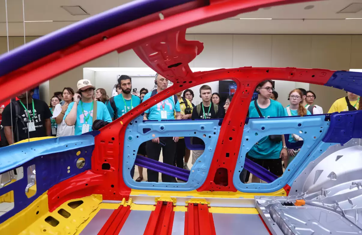 “虎妈”、网红都想看 美媒关注小米工厂参观热:中国最难抢的名额