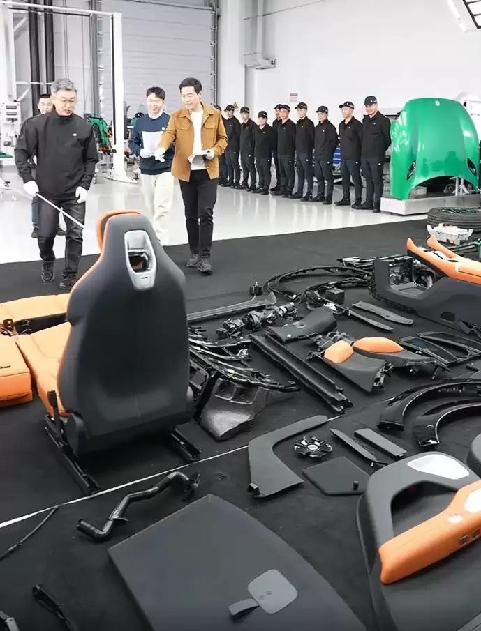 小米YU7为何采用长车头？雷军称好看且更安全，现场搬起前机盖