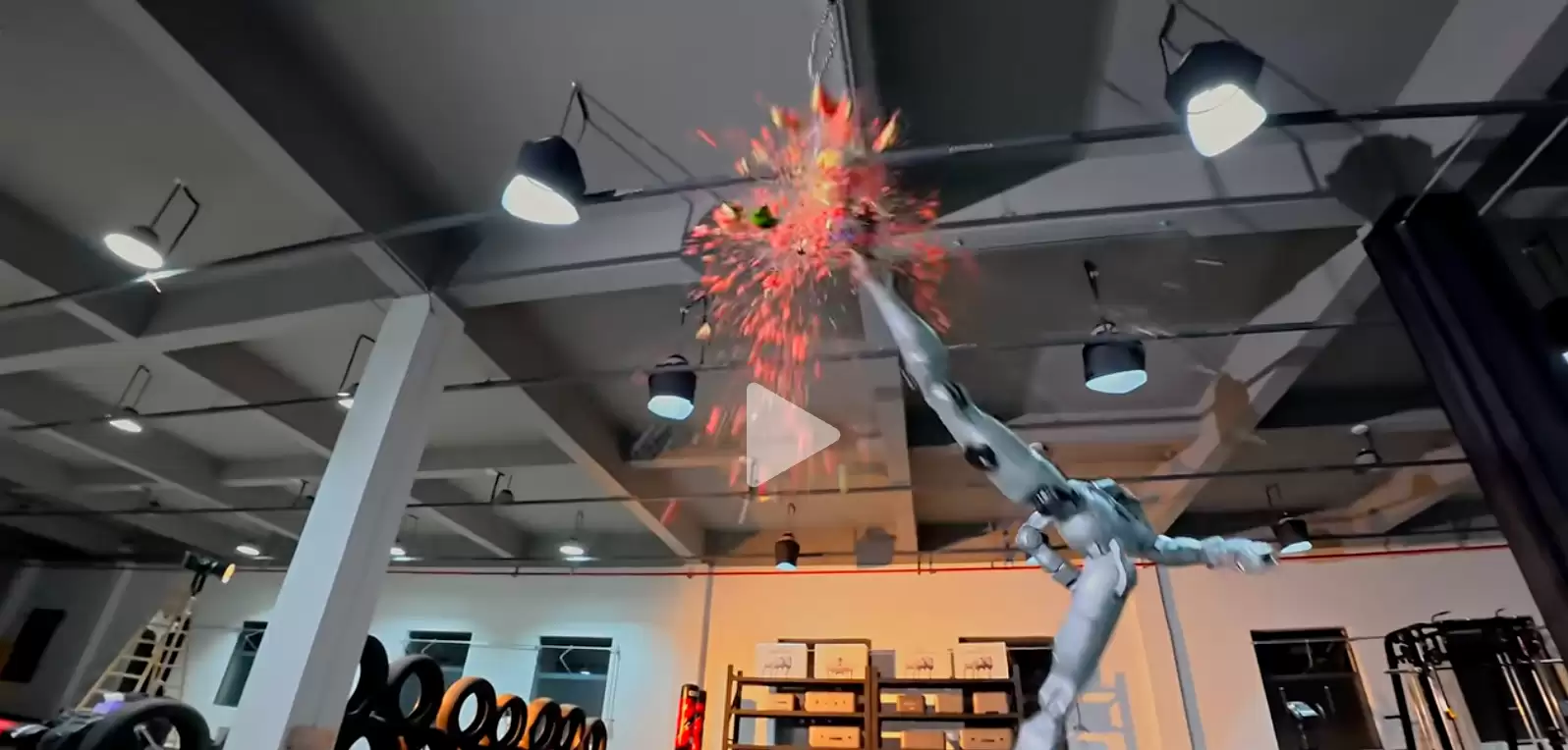 宇树机器人上演“箭步杀”“回旋踢爆西瓜” 网友:离终结者又进一步