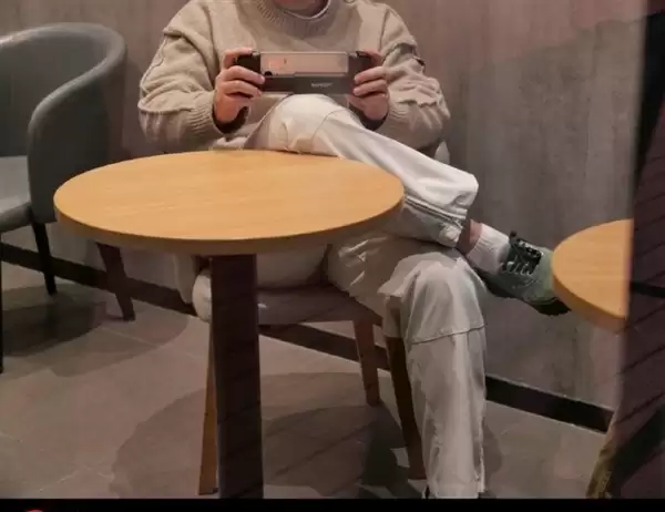 真我Neo8真机偷跑：觉醒光环+金属中框 辨识度拉满