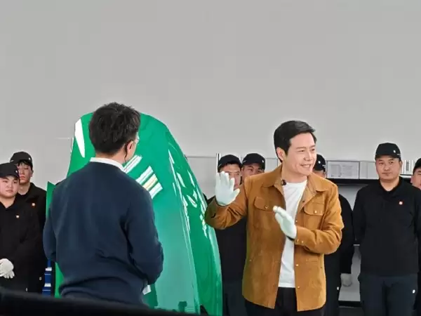 雷军宣布2026年立了3个flag:健身、学会叉车、交付55万辆小米汽车