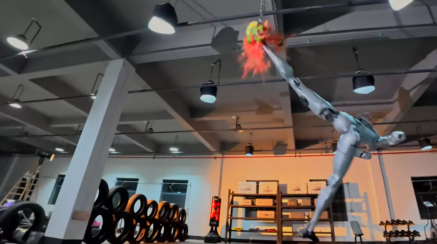 宇树发布人形机器人 H2 日常训练视频，飞踢、空翻样样精通