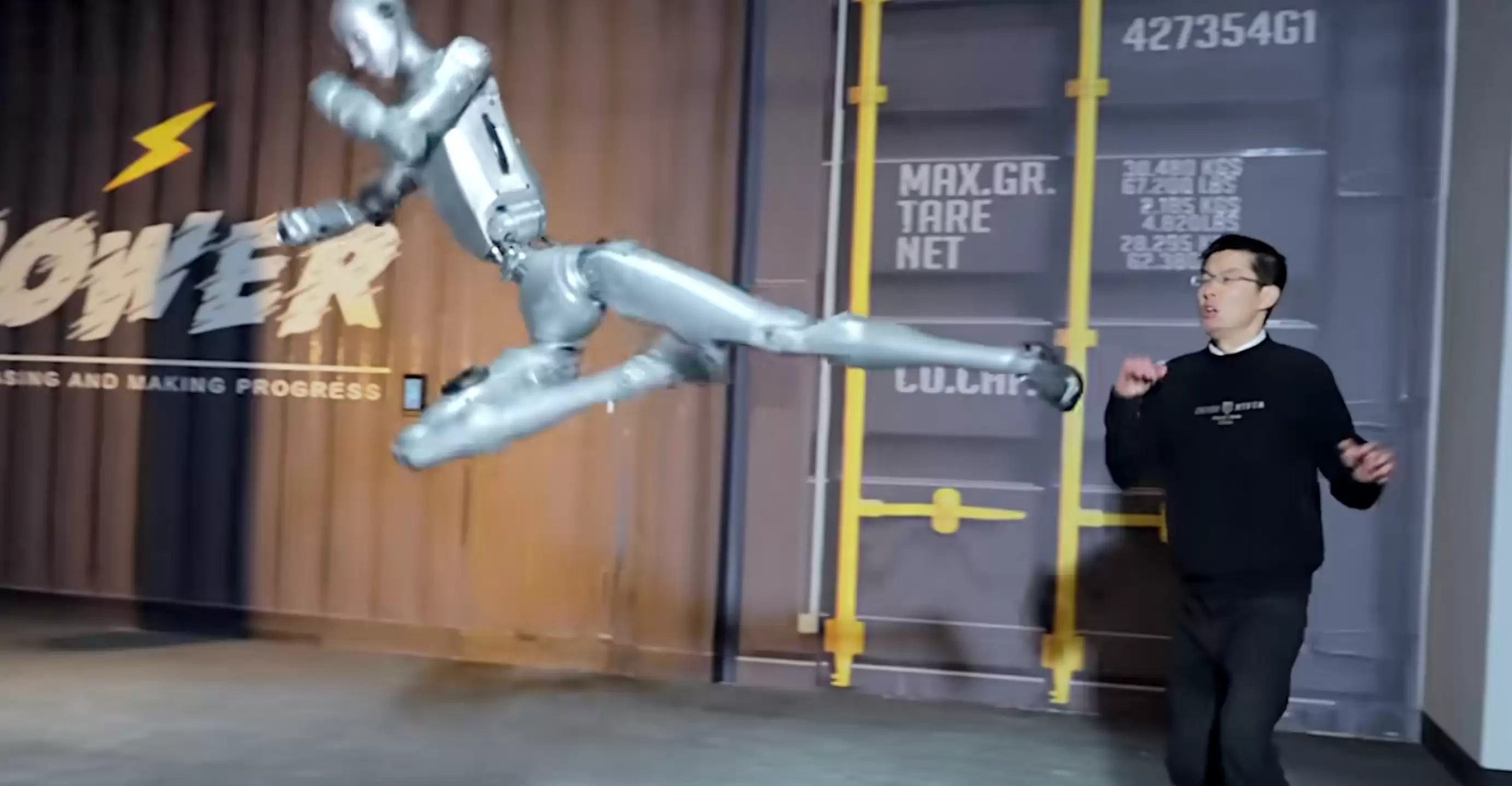 宇树机器人上演“箭步杀”“回旋踢爆西瓜” 网友:离终结者又进一步