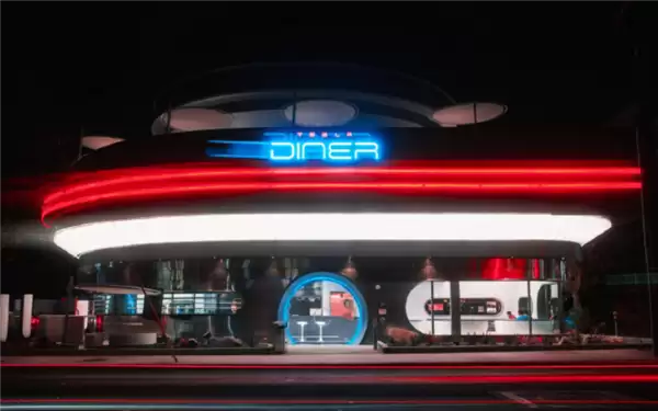 开业半年就“黄了”!特斯拉餐厅客流锐减:Optimus机器人都没了