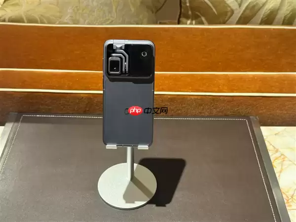 这就是全球首款机器人手机!荣耀ROBOT PHONE惊喜亮相CES