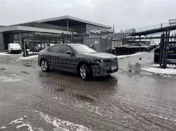 宝马首款纯电轿跑SUV!新一代iX4实车谍照曝光:姿态更低、更具攻击性