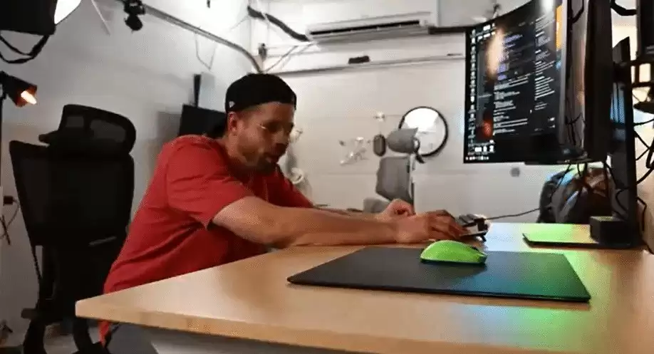 AI外骨骼+神经网络驱动的自动爆头系统问世