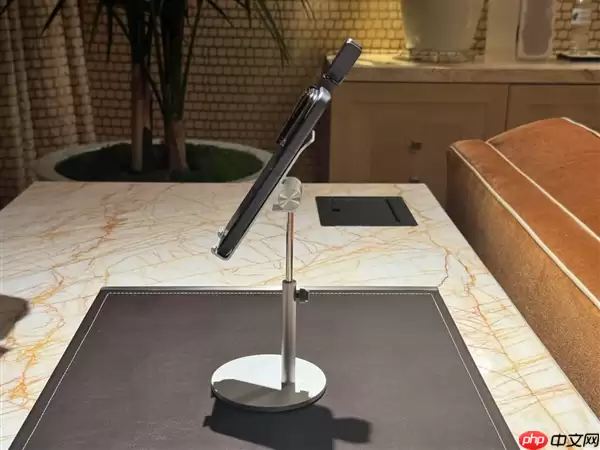 这就是全球首款机器人手机!荣耀ROBOT PHONE惊喜亮相CES