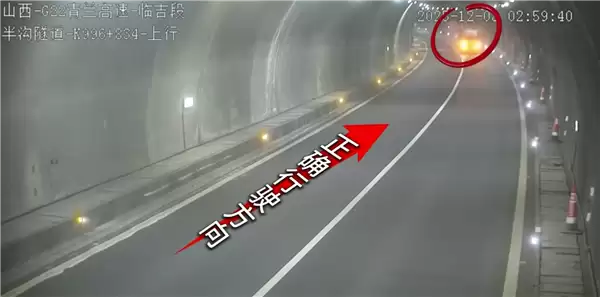 车快没电了竟在高速隧道内逆行 司机:我想着半夜没啥车