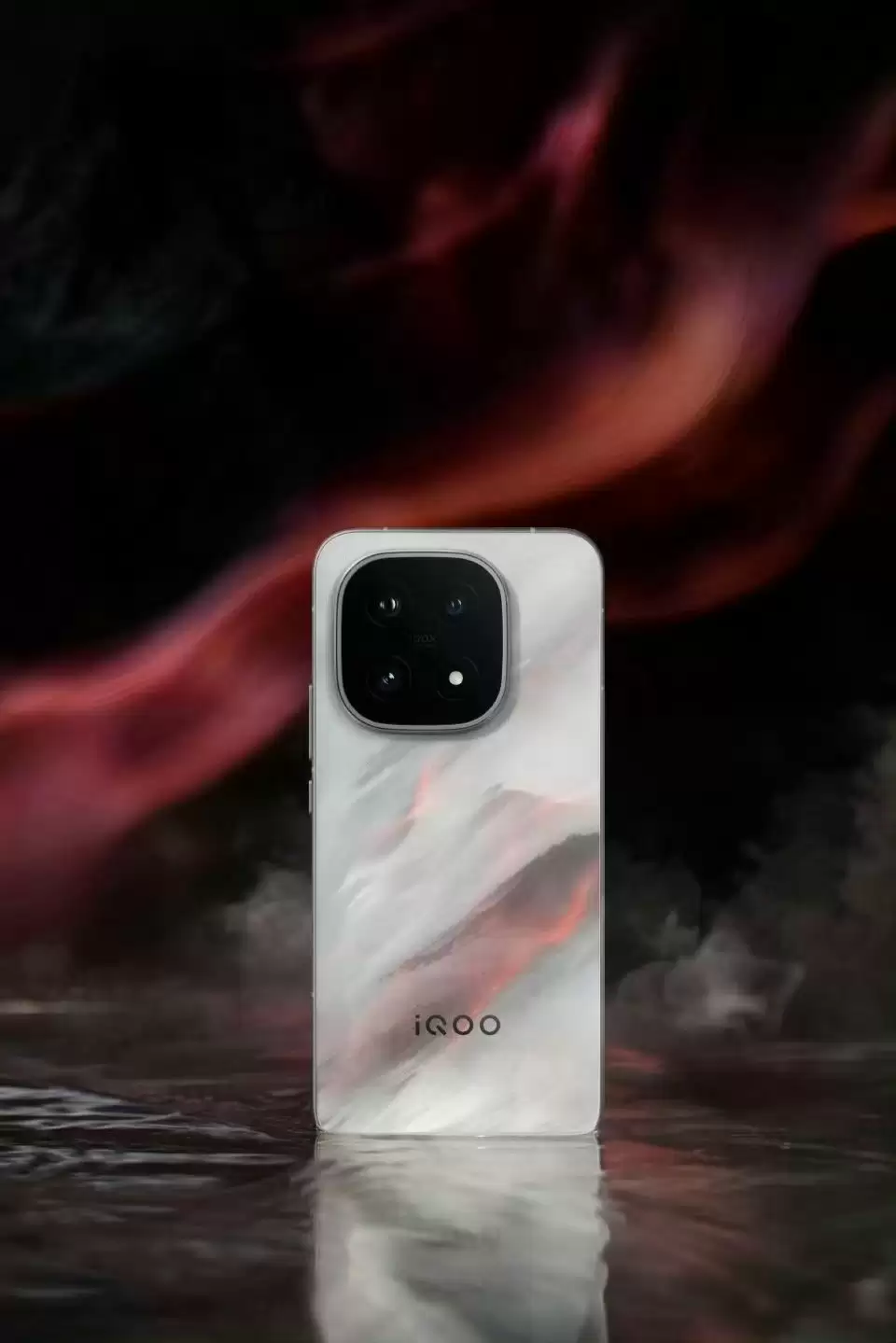 iQOO 15 Ultra官宣：行业首款性能Ultra手机，春节前发布