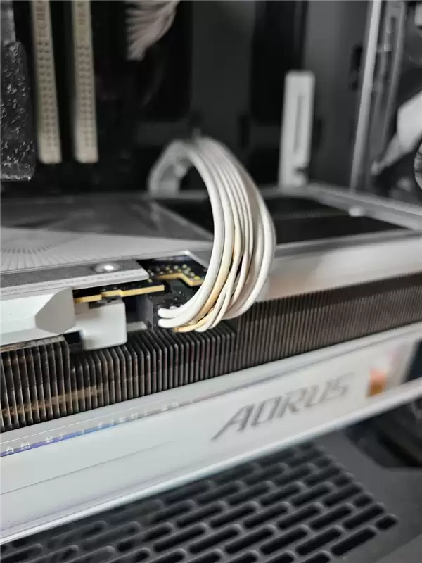 RTX 5090新年第一烧！玩游戏时闻到糊味已心知不妙