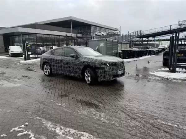 宝马iX4路试谍照曝光 首款纯电轿跑SUV将搭载800V快充