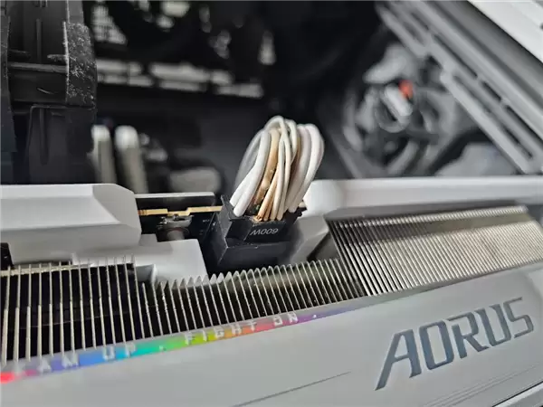 RTX 5090新年第一烧！玩游戏时闻到糊味已心知不妙