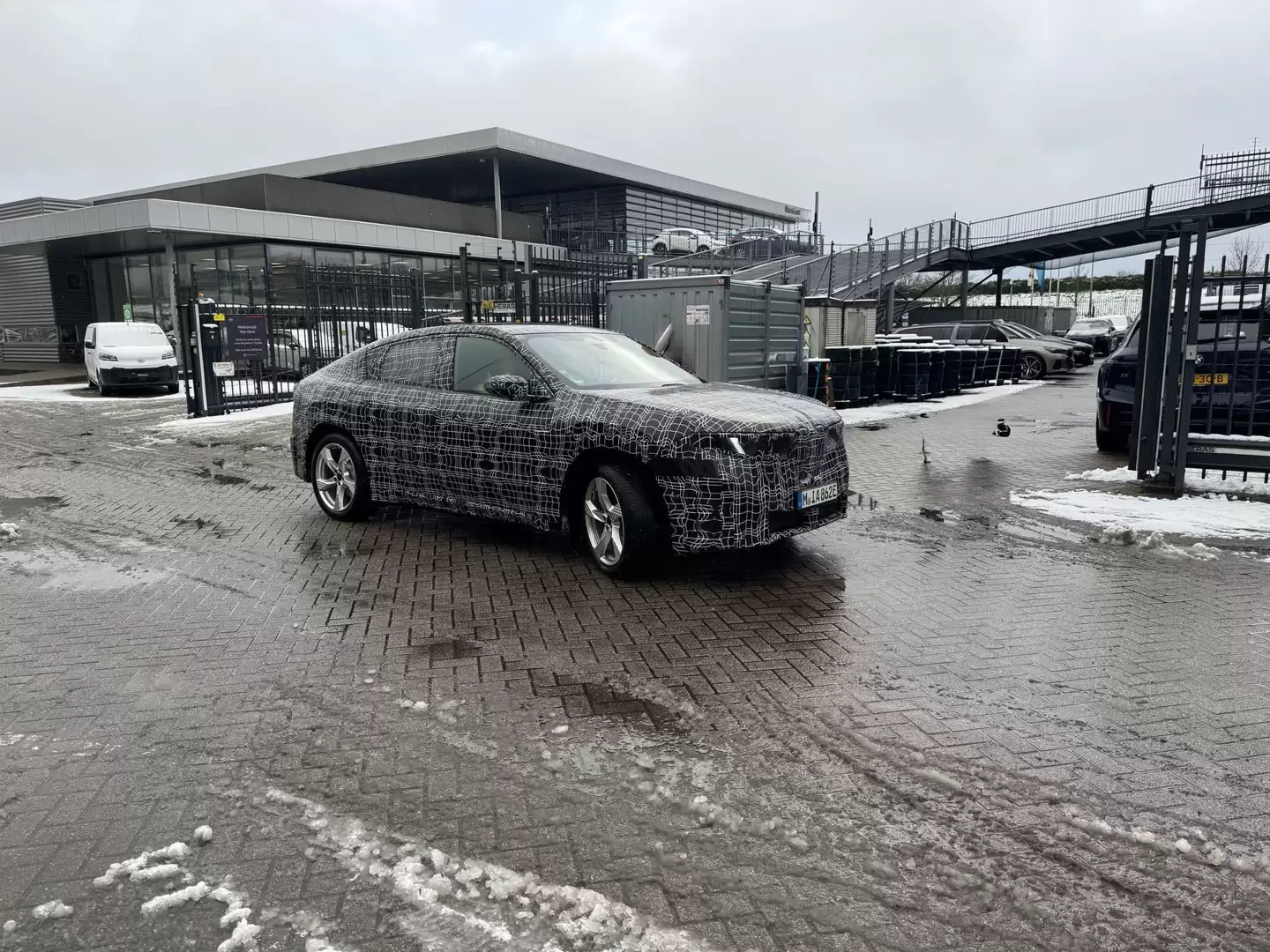 宝马首款纯电轿跑 SUV，新时代 iX4 实车谍照曝光