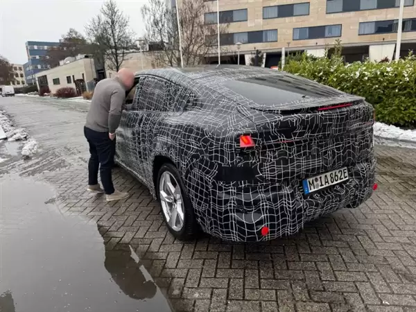 宝马首款纯电轿跑SUV!新一代iX4实车谍照曝光:姿态更低、更具攻击性