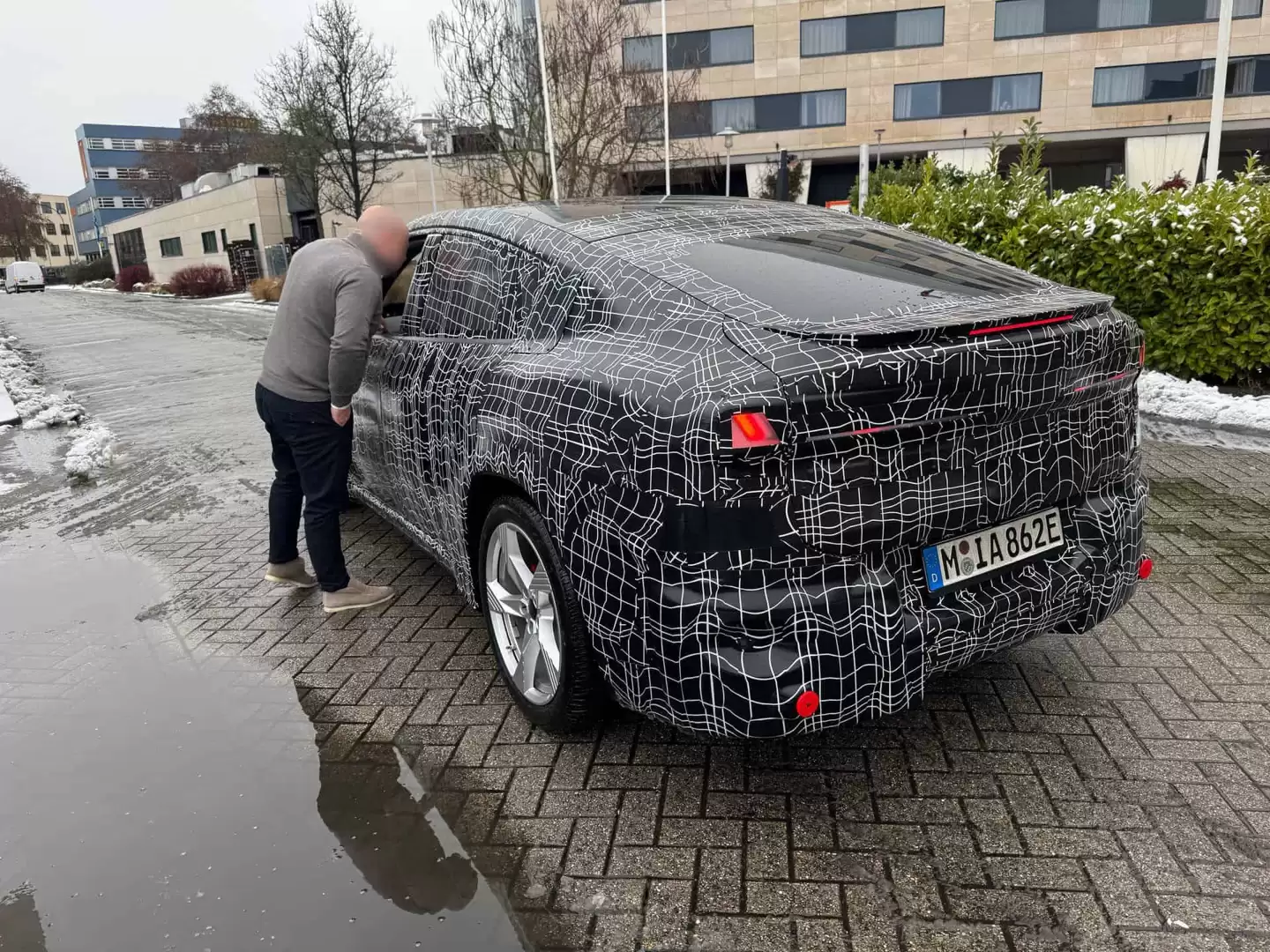 宝马首款纯电轿跑SUV,新一代iX4实车谍照曝光