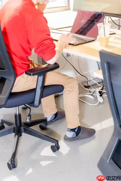 硅谷科技初创公司兴起“脱鞋办公”潮,欲以居家感缓解 996 压力