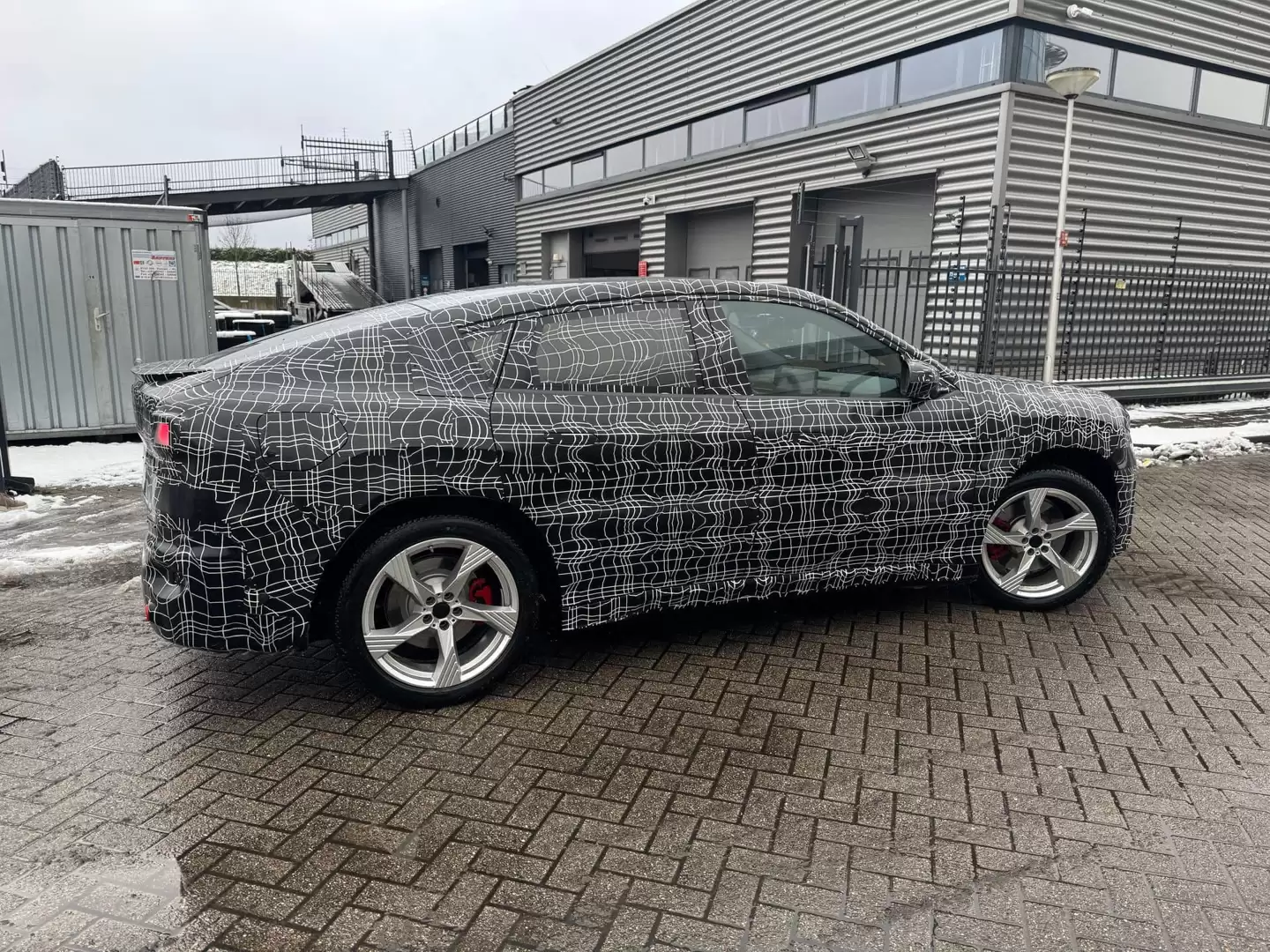 宝马首款纯电轿跑SUV,新一代iX4实车谍照曝光