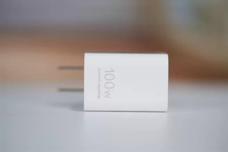 前后双红枫上阵 华为nova 15 Ultra全面评测:年轻人的影像轻旗舰!