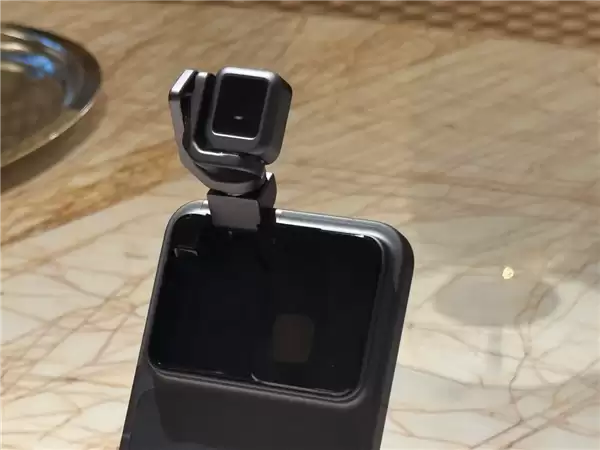 荣耀发布全球首款机器人手机，AI加持重塑影像体验