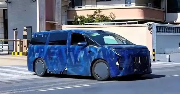 5.4米超长车身!腾势D9L谍照曝光:300km+纯电续航