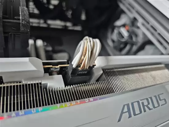 RTX 5090显卡跨年烧毁事件引发接口安全争议