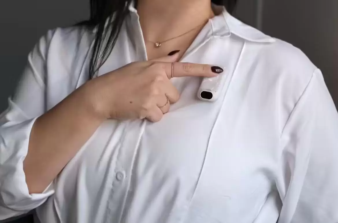 摩托罗拉首款“AI感知伴侣”硬件曝光：像饰品、无屏幕，做你的“第二双眼”