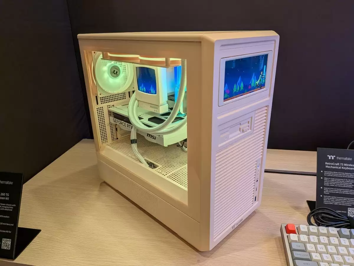曜越 Retro 360 TG 复古机箱亮相 CES 2026,配“软驱”设计