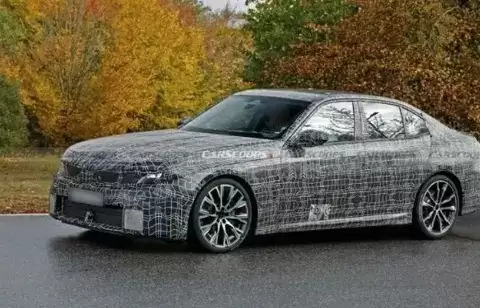 全新一代宝马3系曝光:油电同平台设计,内饰科技感升级