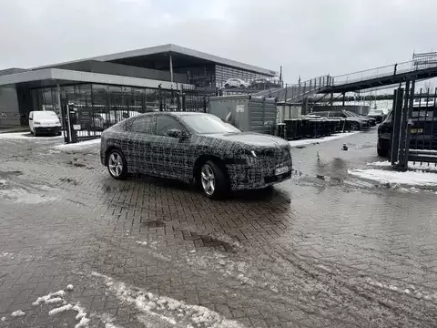 宝马iX4伪装照曝光：首款纯电轿跑SUV将于2026年上市