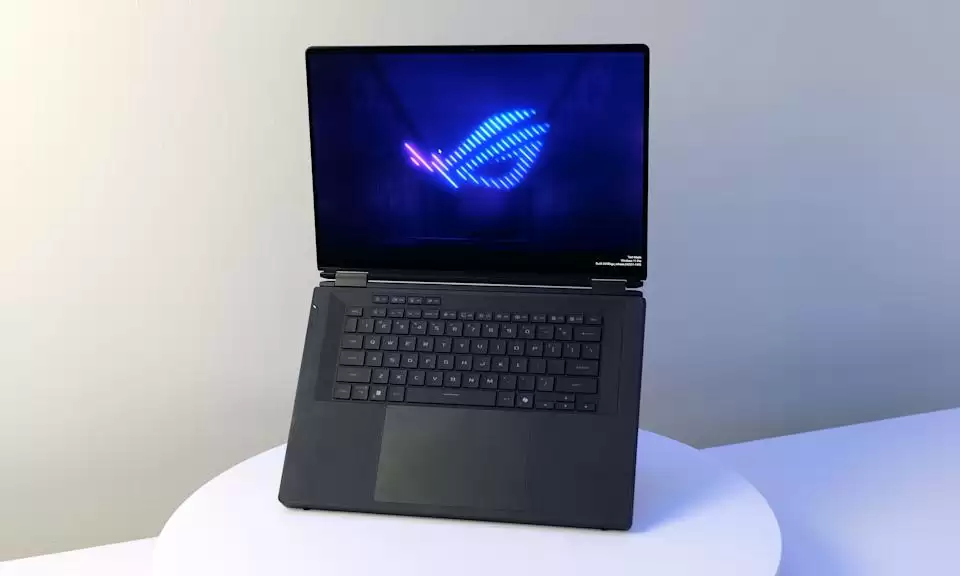 华硕发布全球首款双屏游戏本ROG Zephyrus Duo