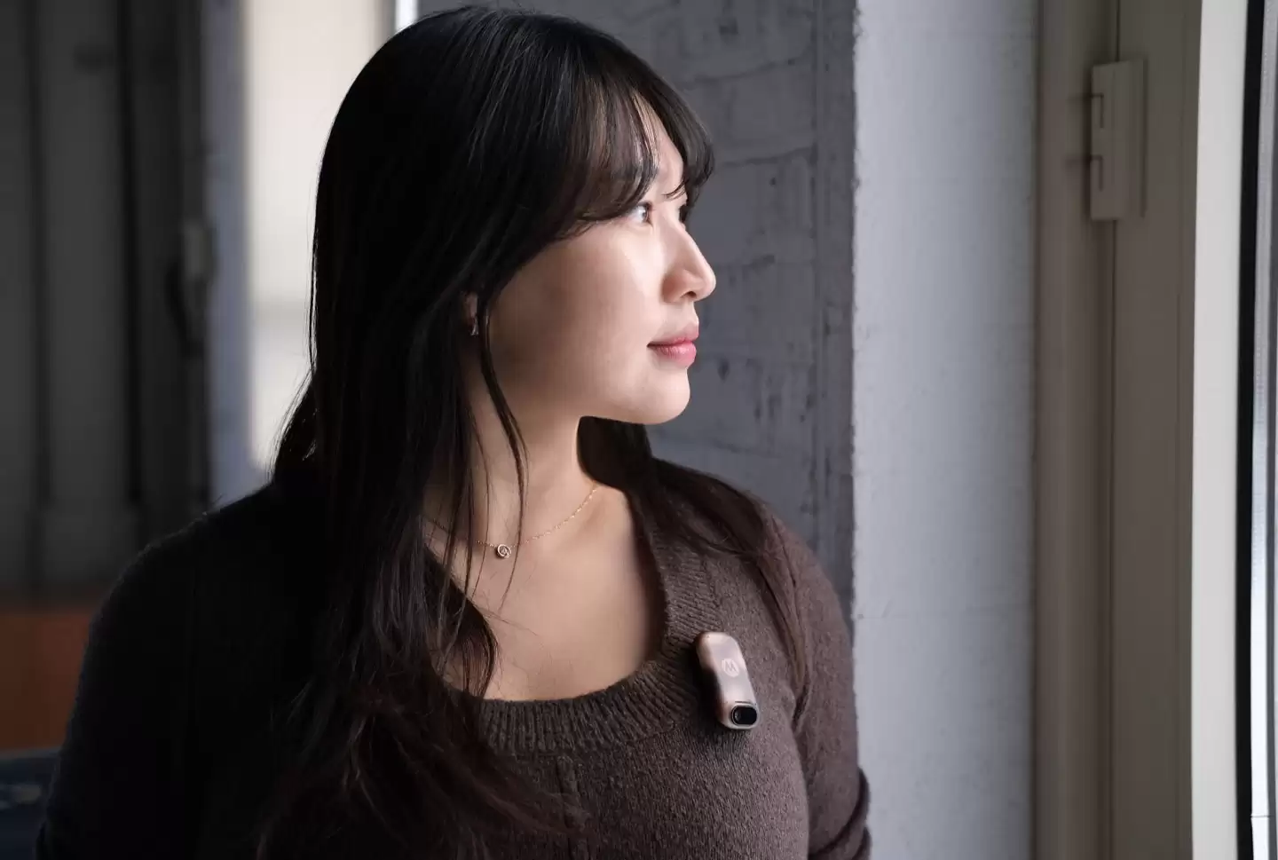 摩托罗拉首款“AI 感知伴侣”硬件曝光：像饰品、无屏幕，做你的“第二双眼” 