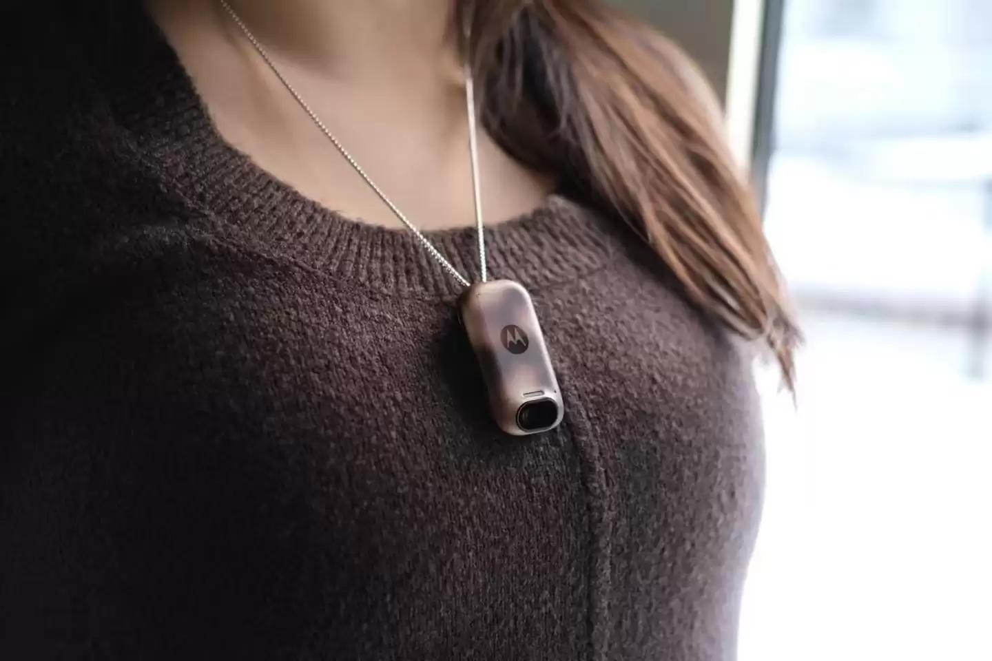 摩托罗拉首款“AI感知伴侣”硬件曝光：像饰品、无屏幕，做你的“第二双眼”