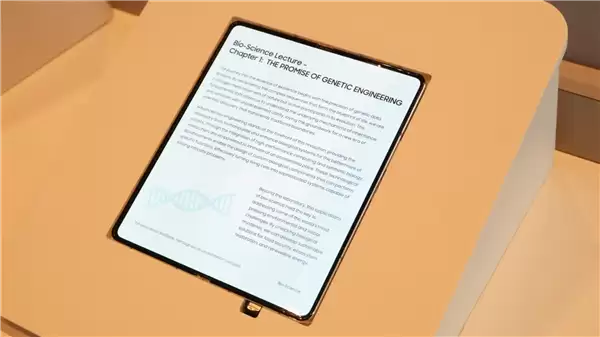 全球首款无折痕面板来了！三星发布全新折叠屏OLED面板