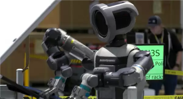 波士顿动力人形机器人亮相CES 计划2028年进厂造车