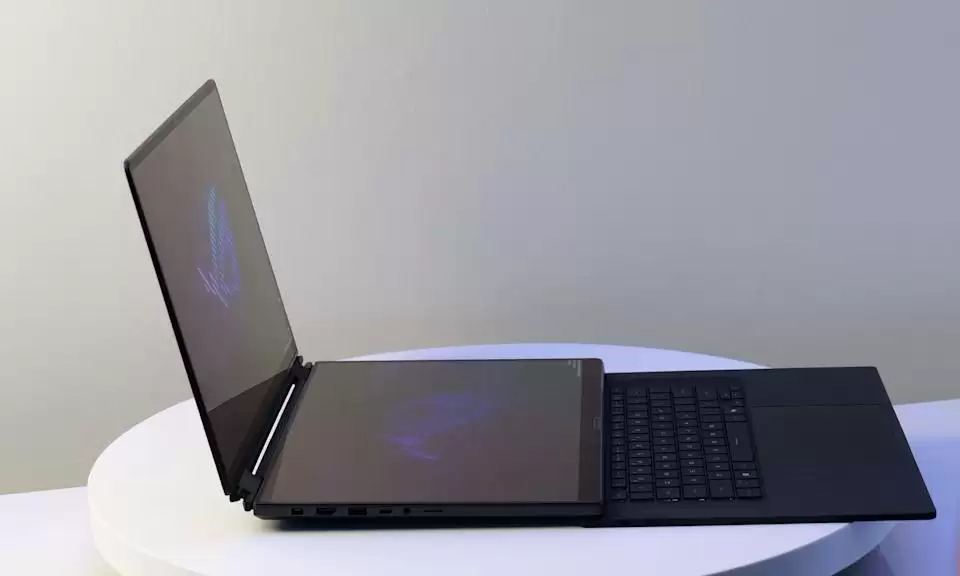 华硕 ROG Zephyrus Duo 双屏游戏本亮相 CES 2026，至高可选 RTX 5090 显卡