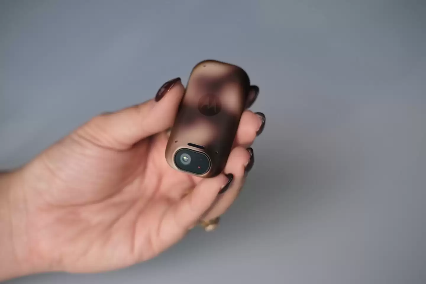 摩托罗拉首款“AI 感知伴侣”硬件曝光：像饰品、无屏幕，做你的“第二双眼” 