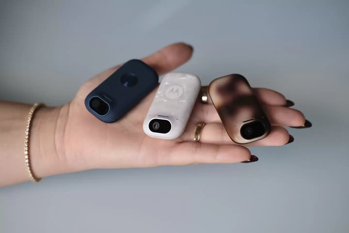 摩托罗拉首款“AI 感知伴侣”硬件曝光：像饰品、无屏幕，做你的“第二双眼” 