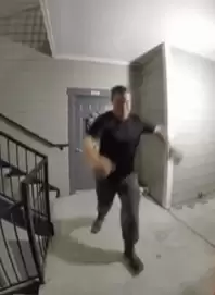 网友因玩游戏太投入喊“救命” 热心邻居破门救援