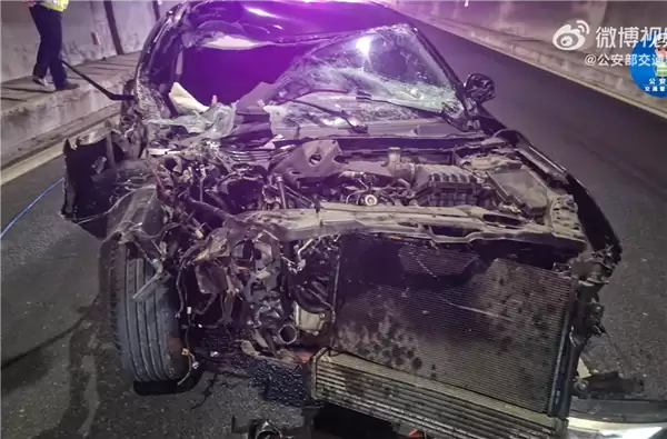 男子高速上边开车边看短剧 追尾半挂被拖行 A柱都没了