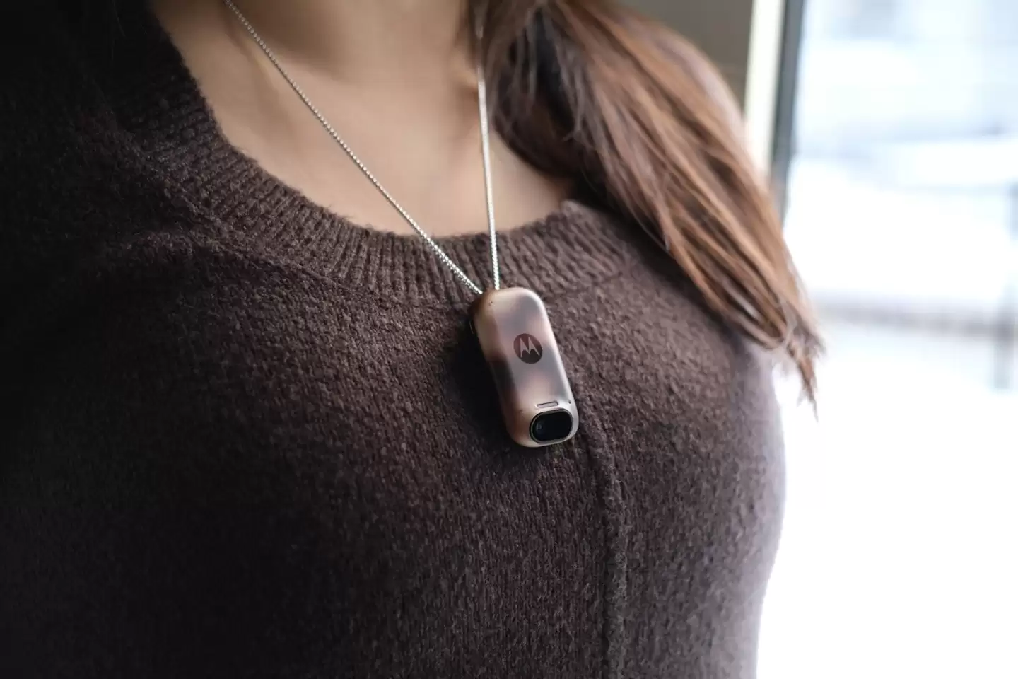 摩托罗拉首款“AI 感知伴侣”硬件曝光：像饰品、无屏幕，做你的“第二双眼” 