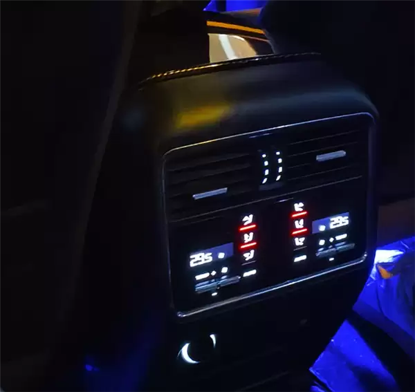 女子花0.1元打网约车 来的竟然是一台保时捷卡宴!