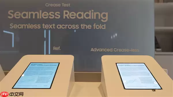 全球首款无折痕面板来了！三星发布全新折叠屏OLED面板