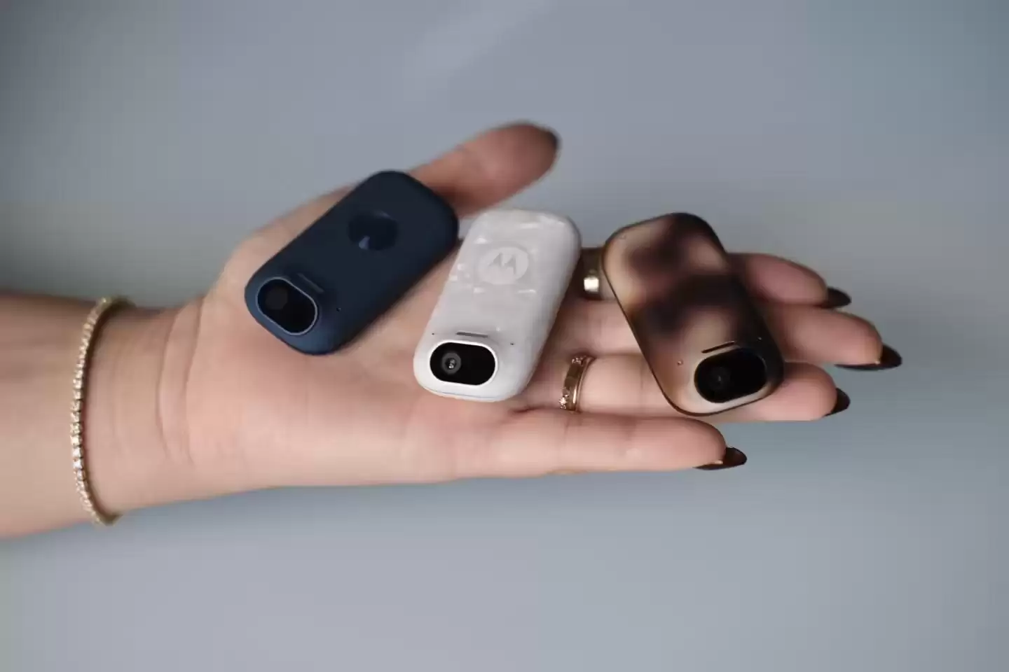 摩托罗拉首款“AI感知伴侣”硬件曝光：像饰品、无屏幕，做你的“第二双眼”