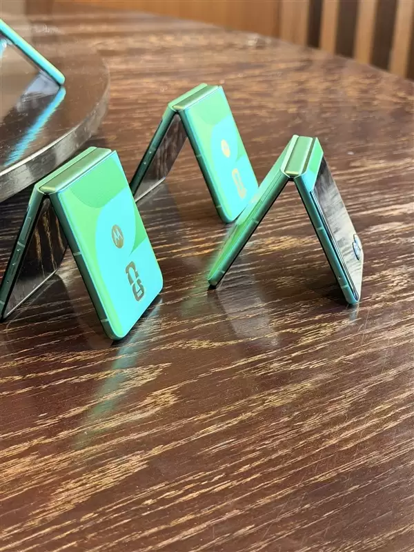 最独特的小折叠！moto razr FIFA世界杯2026定制版发布：4900元